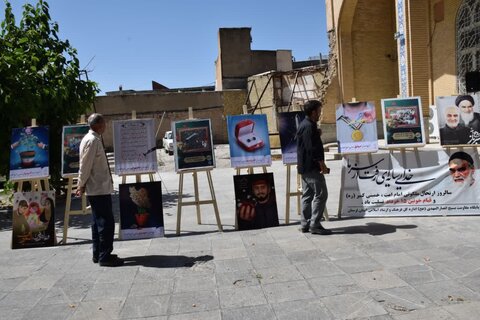 نمایشگاه عکس رحلت امام خمینی(ره)در مدرسه کمالیه خرم آباد