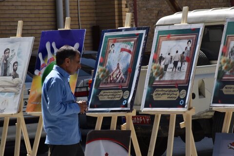 نمایشگاه عکس رحلت امام خمینی(ره)در مدرسه کمالیه خرم آباد