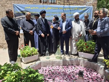 تصاویر/ آیین تهیه گلاب ناب قمصر پایتخت گل و گلاب ایران برای شستشوی خانه خدا