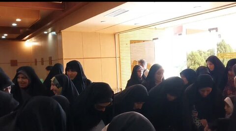 تصاویر/حضور طلاب مدرسه علمیه فاطمه الزهرا سلام الله علیها اراک در همایش کنشگران حجاب و عفاف