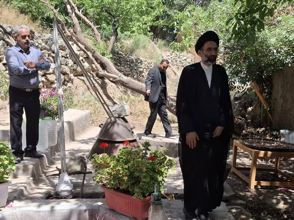 آیین تهیه گلاب ناب قمصر برای شستشوی خانه خدا آغاز شد