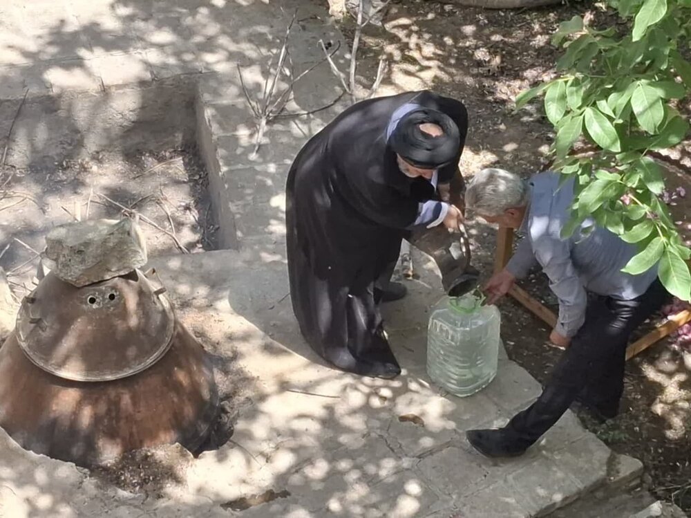 آیین تهیه گلاب ناب قمصر برای شستشوی خانه خدا آغاز شد