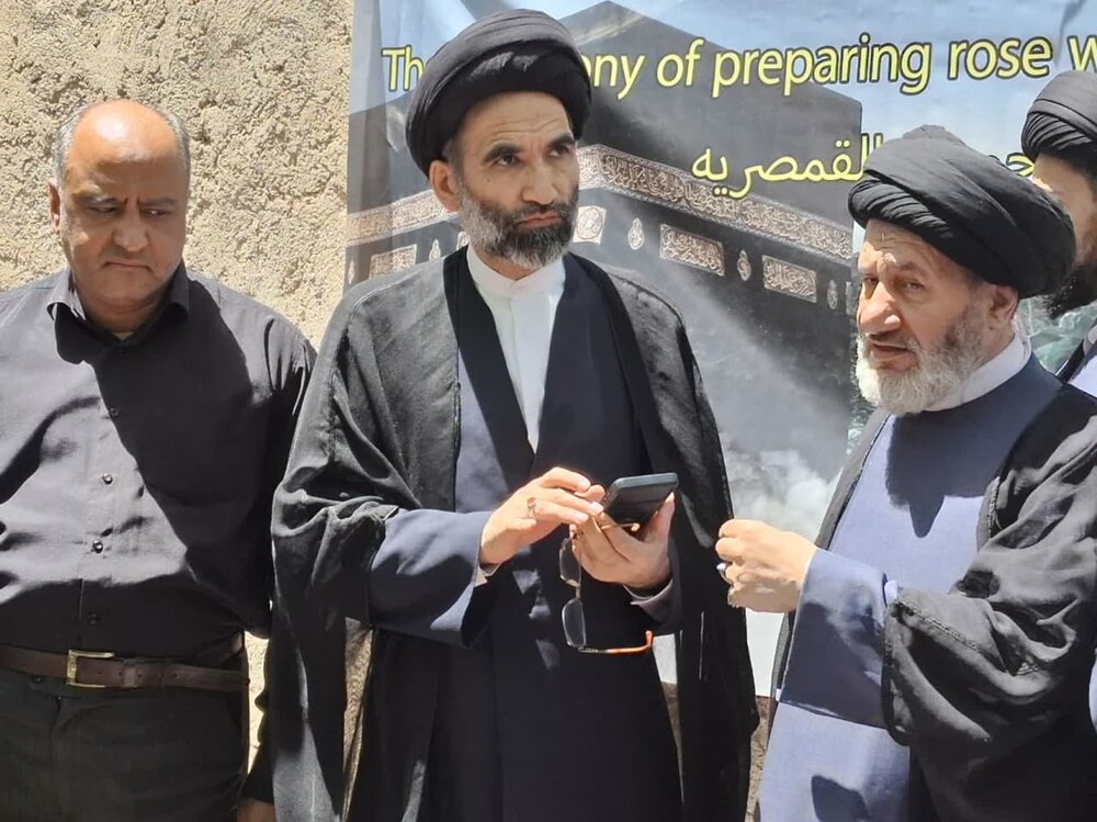 آیین تهیه گلاب ناب قمصر برای شستشوی خانه خدا آغاز شد