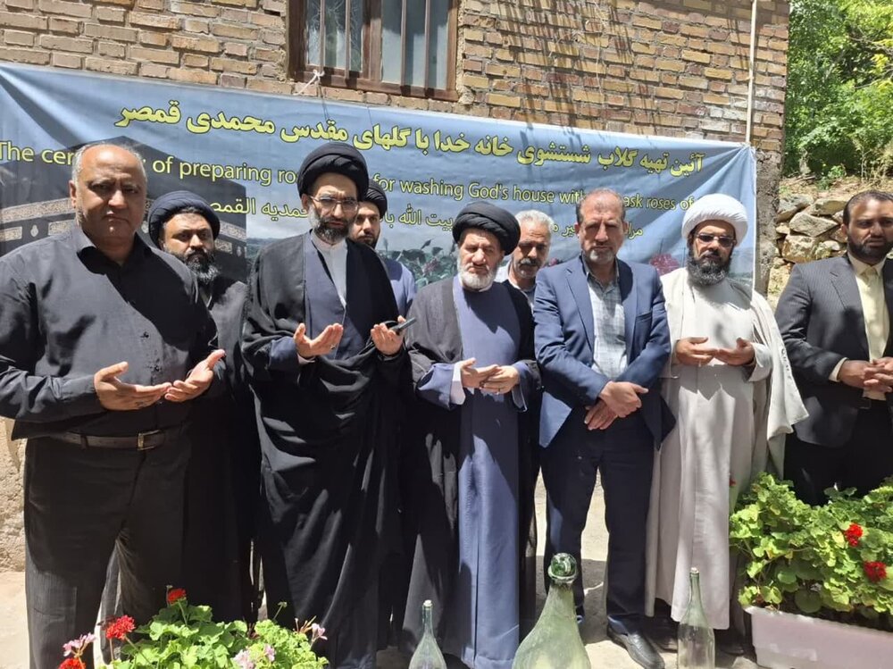 آیین تهیه گلاب ناب قمصر برای شستشوی خانه خدا آغاز شد