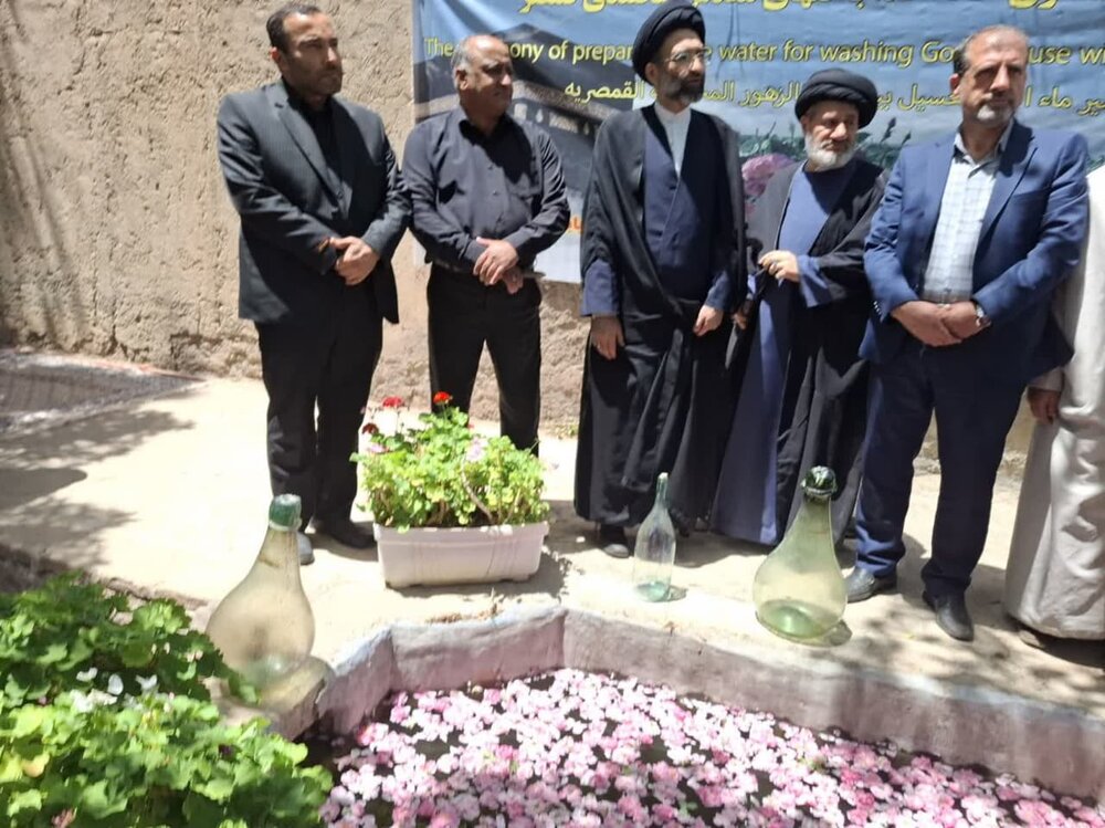 آیین تهیه گلاب ناب قمصر برای شستشوی خانه خدا آغاز شد