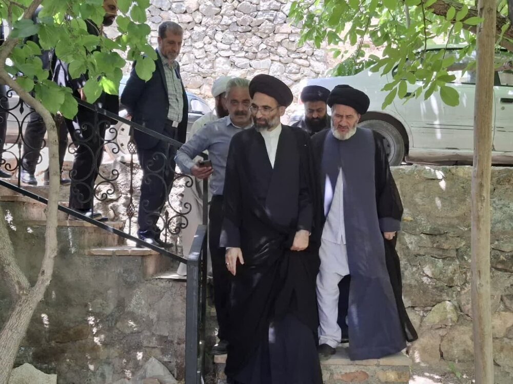 آیین تهیه گلاب ناب قمصر برای شستشوی خانه خدا آغاز شد