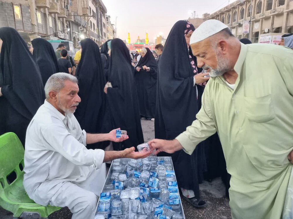 تصاویر/ چای عراقی و قیمه نجفی در ایستگاه‌های صلواتی کربلا