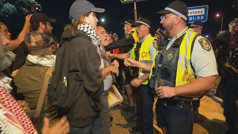 অস্ট্রেলিয়ায় টানা ৩৫তম সপ্তাহে ফিলিস্তিনের পক্ষে বিক্ষোভ, ইসরায়েলকে বয়কটের দাবি বেড়েছে অস্ট্রেলিয়ার মেলবোর্নে টানা পঁয়ত্রিশতম সপ্তাহে, হাজার হাজার অস্ট্রেলিয়ান ফিলিস্তিনের স্বাধীনতা নামক একটি বিক্ষোভে অংশ নেয়।