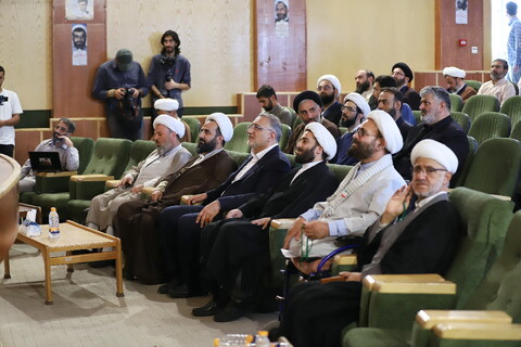 تصاویر/  حضور علیرضا زاکانی در جمع نخبگان حوزوی و دانشگاهی قم