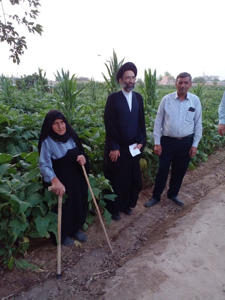 تقدیر امام جمعه کاشان از یک مادر کشاورز