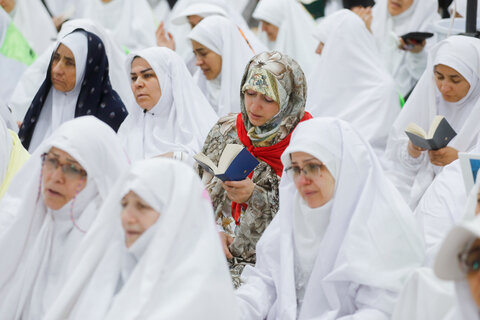 الحجاج الايرانيون يقيمون مراسم البراءة من المشركين في وقفة عرفات