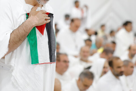 الحجاج الايرانيون يقيمون مراسم البراءة من المشركين في وقفة عرفات