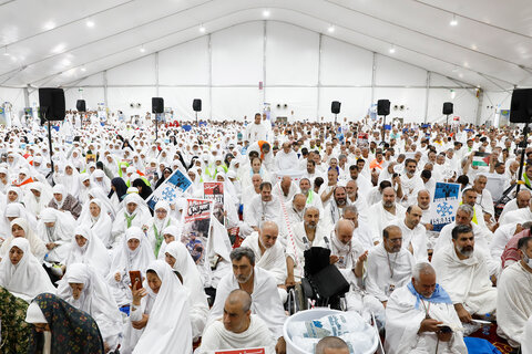 الحجاج الايرانيون يقيمون مراسم البراءة من المشركين في وقفة عرفات