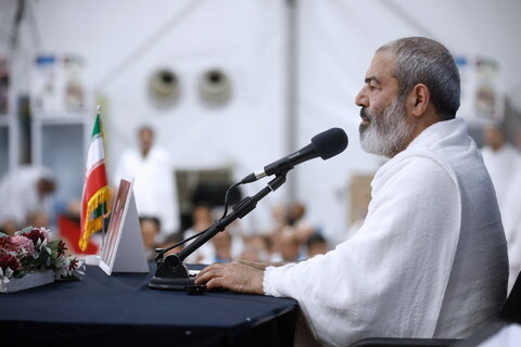 الحجاج الايرانيون يقيمون مراسم البراءة من المشركين في وقفة عرفات