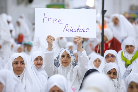 الحجاج الايرانيون يقيمون مراسم البراءة من المشركين في وقفة عرفات