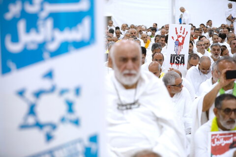 الحجاج الايرانيون يقيمون مراسم البراءة من المشركين في وقفة عرفات