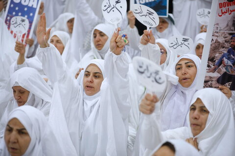 الحجاج الايرانيون يقيمون مراسم البراءة من المشركين في وقفة عرفات