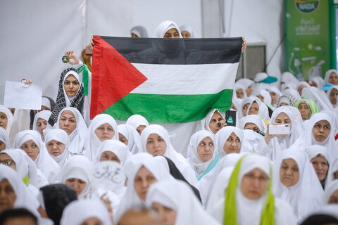 الحجاج الايرانيون يقيمون مراسم البراءة من المشركين في وقفة عرفات