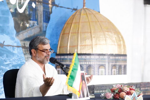 الحجاج الايرانيون يقيمون مراسم البراءة من المشركين في وقفة عرفات