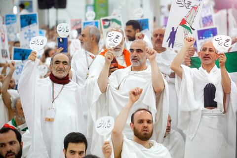  الحجاج الايرانيون يقيمون مراسم البراءة من المشركين في وقفة عرفات