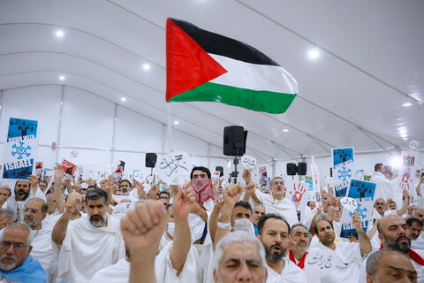 الحجاج الايرانيون يقيمون مراسم البراءة من المشركين في وقفة عرفات