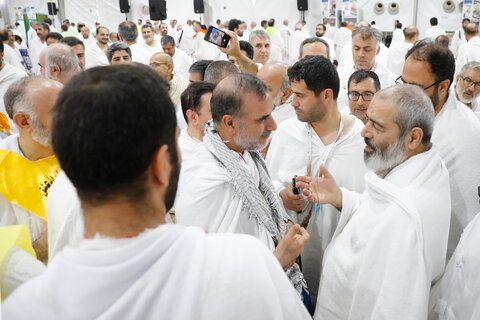 الحجاج الايرانيون يقيمون مراسم البراءة من المشركين في وقفة عرفات