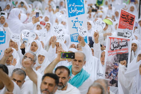 الحجاج الايرانيون يقيمون مراسم البراءة من المشركين في وقفة عرفات