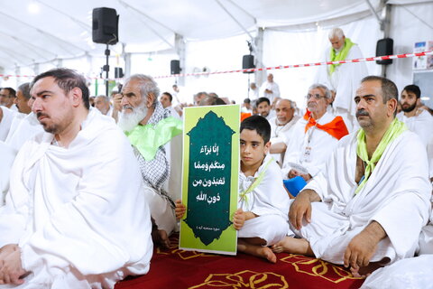 الحجاج الايرانيون يقيمون مراسم البراءة من المشركين في وقفة عرفات