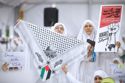 الحجاج الايرانيون يقيمون مراسم البراءة من المشركين في وقفة عرفات