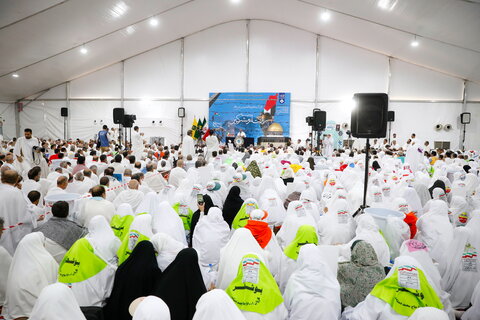 الحجاج الايرانيون يقيمون مراسم البراءة من المشركين في وقفة عرفات