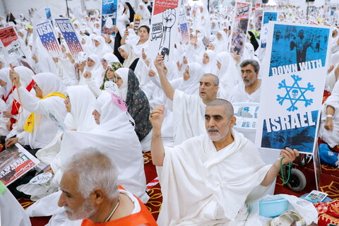 الحجاج الايرانيون يقيمون مراسم البراءة من المشركين في وقفة عرفات