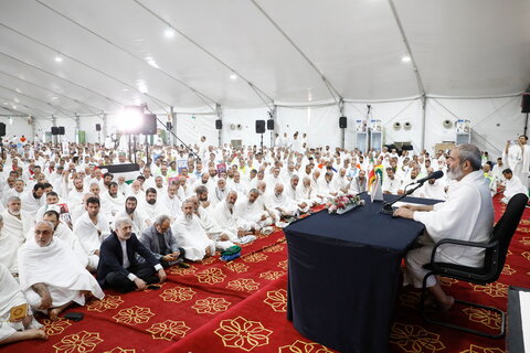 الحجاج الايرانيون يقيمون مراسم البراءة من المشركين في وقفة عرفات