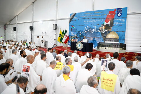 الحجاج الايرانيون يقيمون مراسم البراءة من المشركين في وقفة عرفات