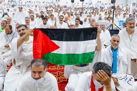 الحجاج الايرانيون يقيمون مراسم البراءة من المشركين في وقفة عرفات