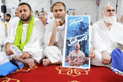 الحجاج الايرانيون يقيمون مراسم البراءة من المشركين في وقفة عرفات