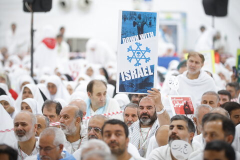 الحجاج الايرانيون يقيمون مراسم البراءة من المشركين في وقفة عرفات