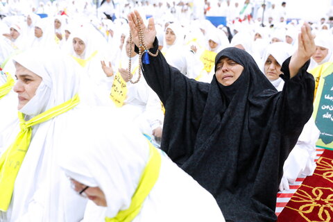 الحجاج الايرانيون يقيمون مراسم البراءة من المشركين في وقفة عرفات