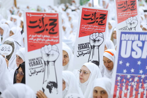 الحجاج الايرانيون يقيمون مراسم البراءة من المشركين في وقفة عرفات