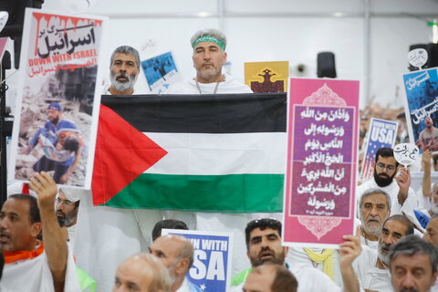 الحجاج الايرانيون يقيمون مراسم البراءة من المشركين في وقفة عرفات