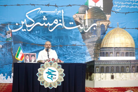 الحجاج الايرانيون يقيمون مراسم البراءة من المشركين في وقفة عرفات