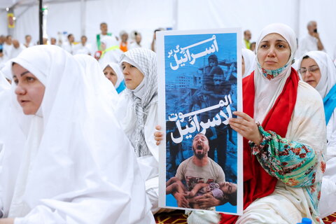 الحجاج الايرانيون يقيمون مراسم البراءة من المشركين في وقفة عرفات