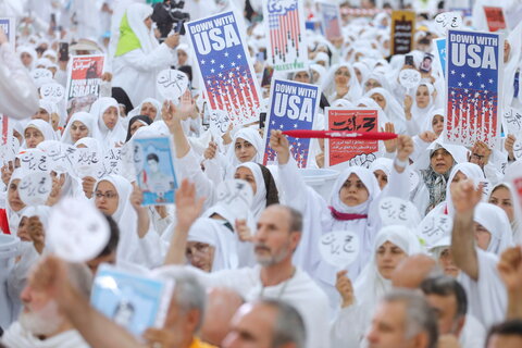 الحجاج الايرانيون يقيمون مراسم البراءة من المشركين في وقفة عرفات