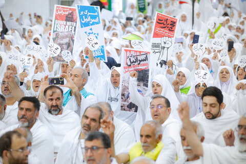 الحجاج الايرانيون يقيمون مراسم البراءة من المشركين في وقفة عرفات