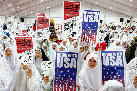 الحجاج الايرانيون يقيمون مراسم البراءة من المشركين في وقفة عرفات