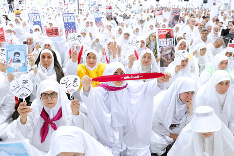 الحجاج الايرانيون يقيمون مراسم البراءة من المشركين في وقفة عرفات