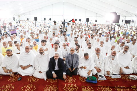 الحجاج الايرانيون يقيمون مراسم البراءة من المشركين في وقفة عرفات