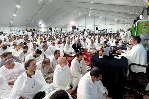 مراسم دعاء يوم عرفة للحجاج الإيرانيين في صحراء عرفات