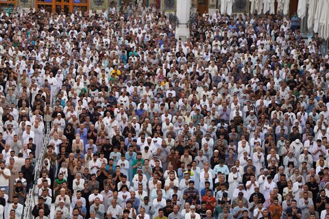 إقامة صلاة عيد الأضحى المُبارك في صحن أمير المؤمنين (عليه السلام)