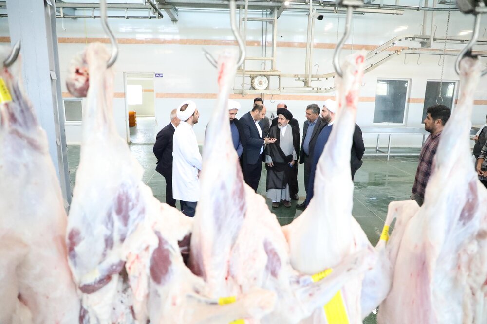 بازدید نماینده ولی فقیه در آذربایجان غربی از روند ذبح شرعی در کشتارگاه دام
