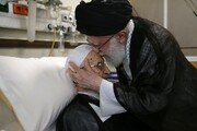 Leader visits Ayat. Makarem Shirazi at hospital in Tehran